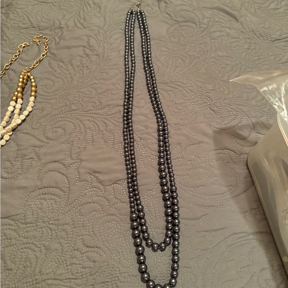 Long double strain gray pearls